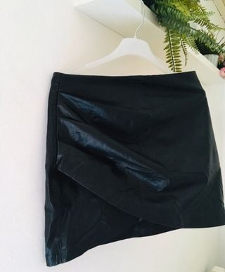 Stradivarius falda 40 efecto piel 