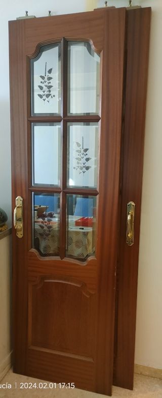Puertas correderas salón madera