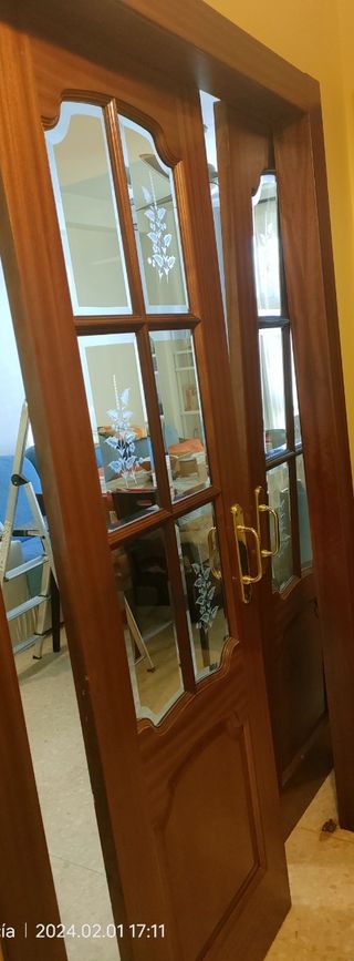 Puertas correderas salón madera