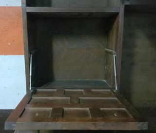 Mueble rústico de madera tallada y forja