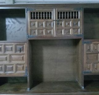 Mueble rústico de madera tallada y forja