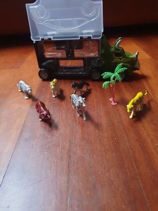 Camion dinosaurio transportar animales