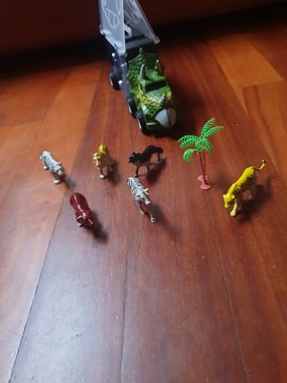 Camion dinosaurio transportar animales