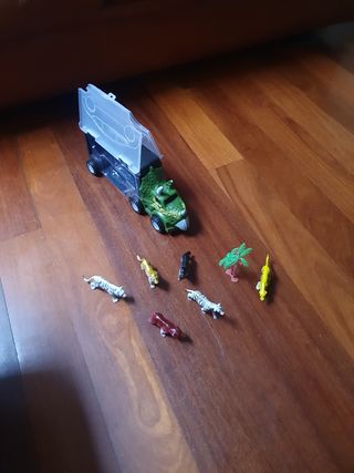 Camion dinosaurio transportar animales