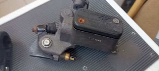 Maneta y bomba de freno moto