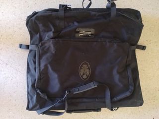 Porta traje negro militar.