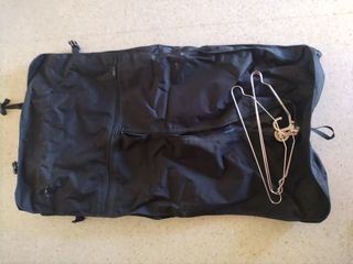 Porta traje negro militar.