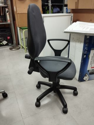 Silla de oficina con respaldo y reposabrazos