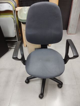 Silla de oficina con respaldo y reposabrazos