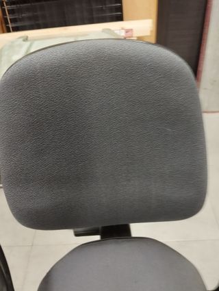 Silla de oficina con respaldo y reposabrazos