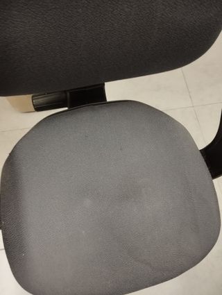 Silla de oficina con respaldo y reposabrazos
