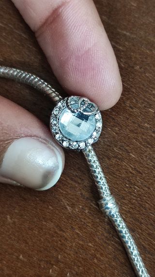 Charm redondo con gran diamante blanco 