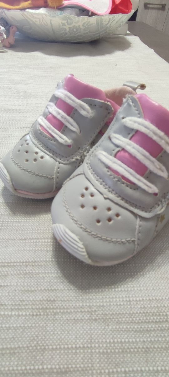 Scarpe neonata rosa