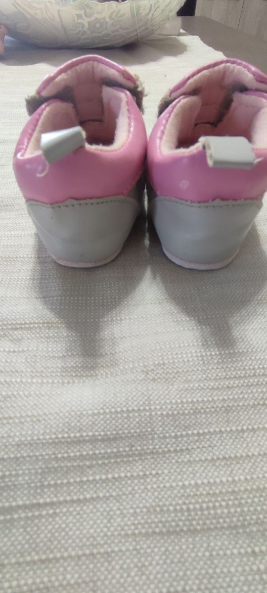 Scarpe neonata rosa