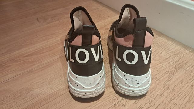 Preciosas zapatillas Moschino