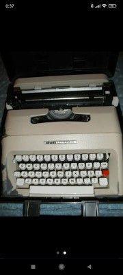 Maquina de escribir antigua