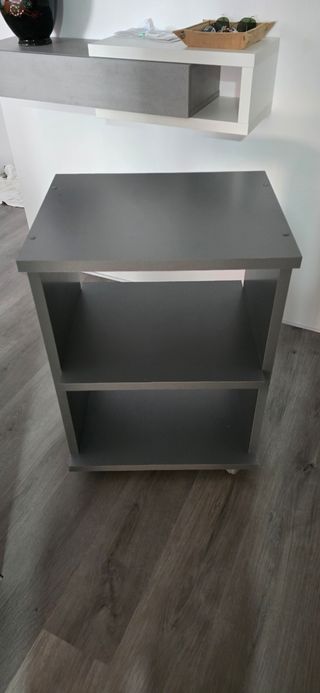 Mesa auxiliar gris con ruedas