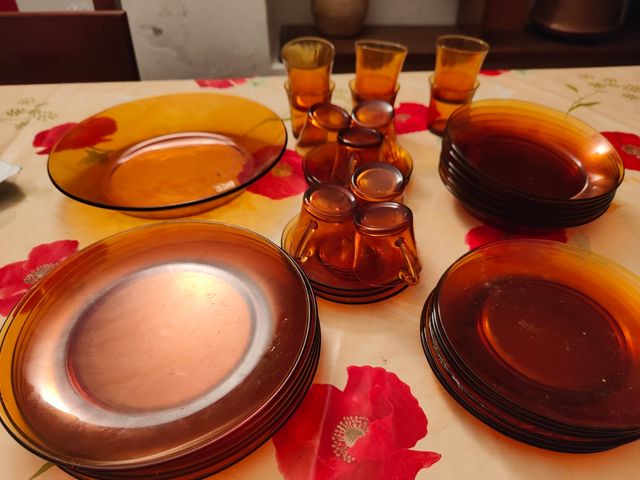 Set piatti bicchieri ambra vintage