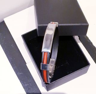 Bisutería hombre, Pulsera acero rojo