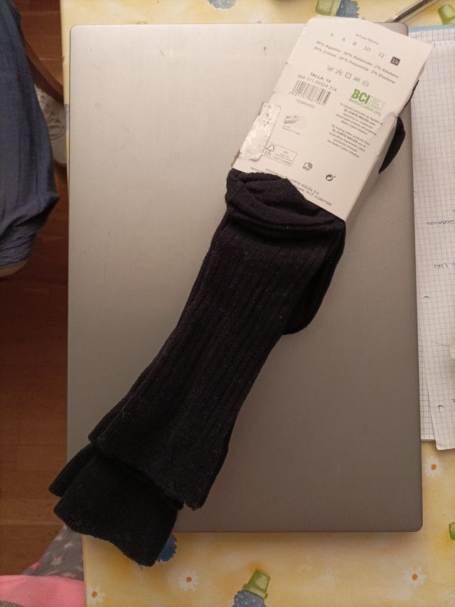 3 pares de calcetines largos.