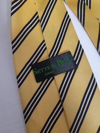 Corbata de rayas amarilla