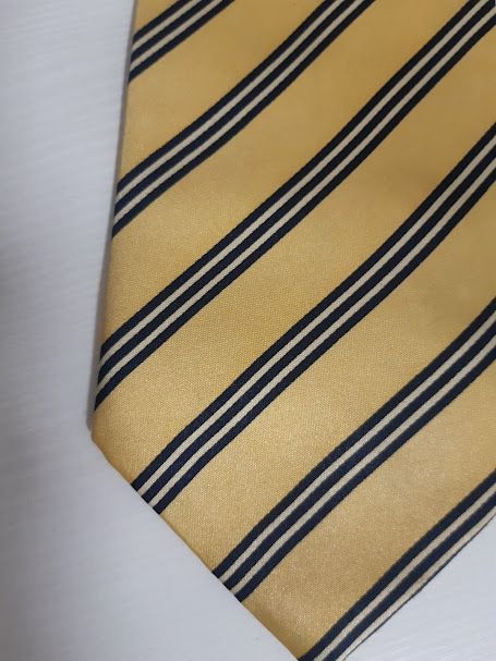 Corbata de rayas amarilla