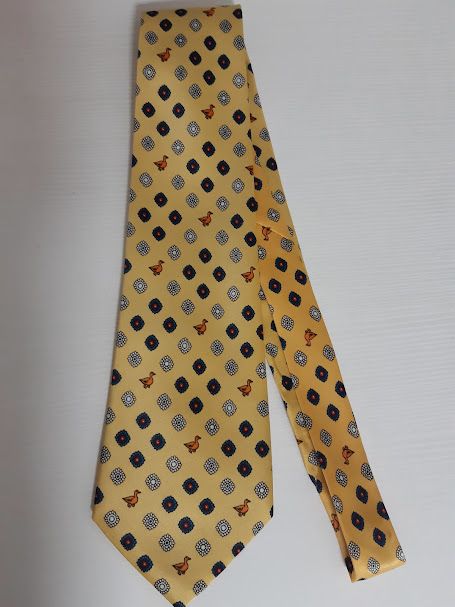 Corbata amarilla con dibujos