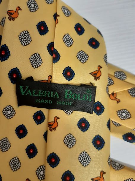 Corbata amarilla con dibujos