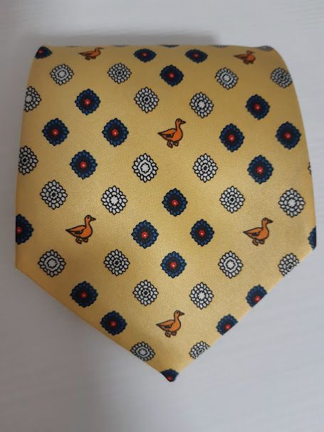 Corbata amarilla con dibujos