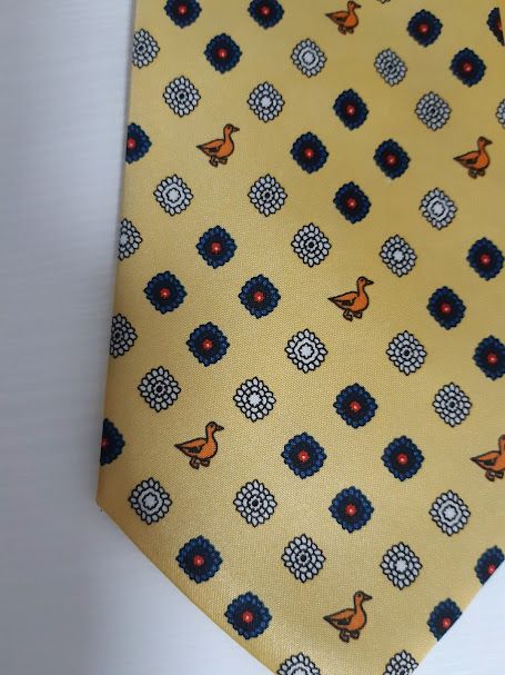 Corbata amarilla con dibujos