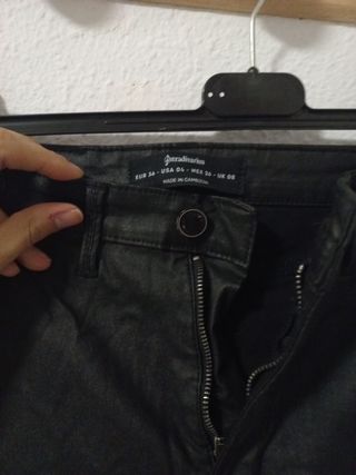 Pantalon negro tipo cuero