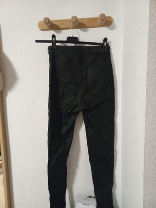 Pantalon negro tipo cuero