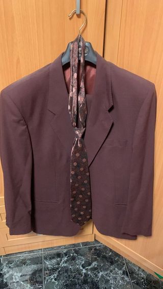 Traje granate y corbata