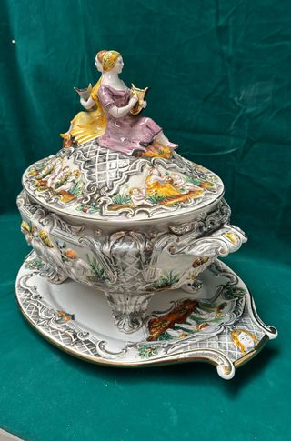 Elegante bandeja con bombonera decorada