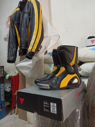 Chaqueta y botas DAINESE