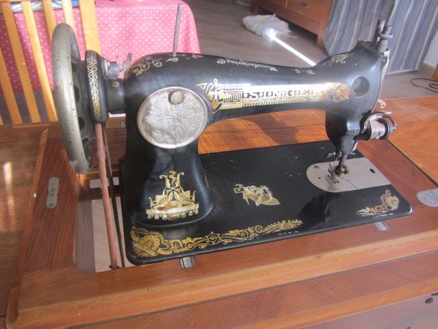 Máquina de coser Singer antigua