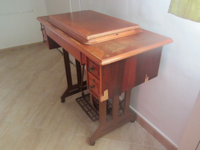 Máquina de coser Singer antigua