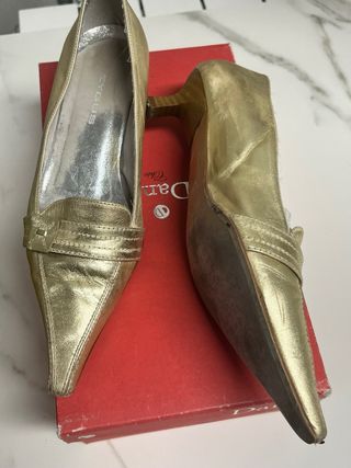 zapatos tacon dorados