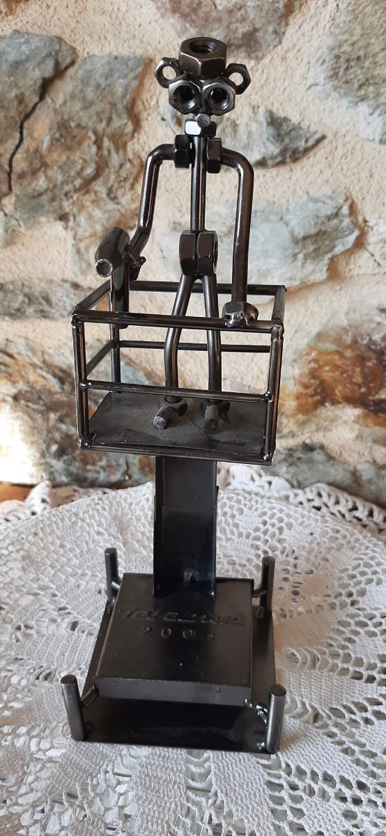 Scultura viti bulloni saldatore