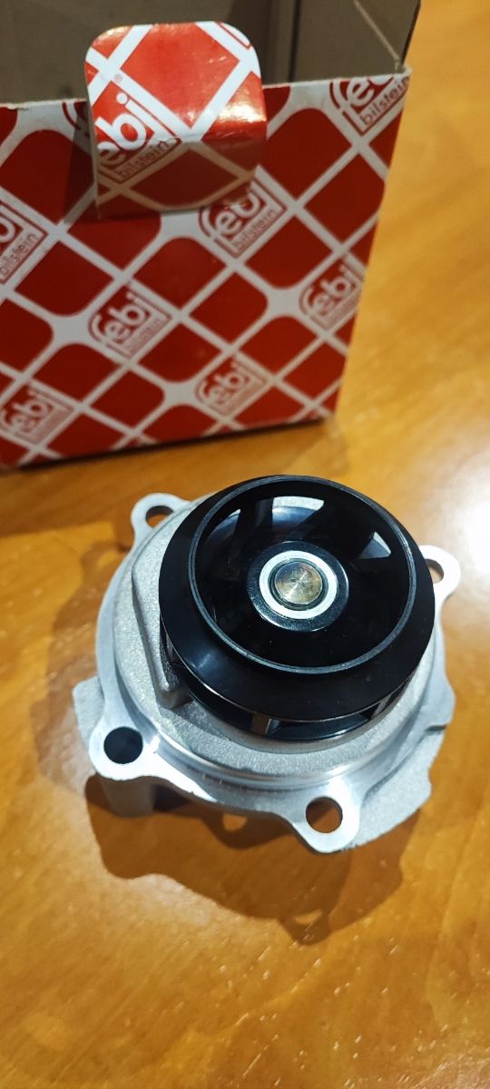 Bomba De Agua FEBI 24358 - Recambio Compatible Con Volkswagen Golf, Seat Leon, Audi A3/A4 Y Otros Modelos