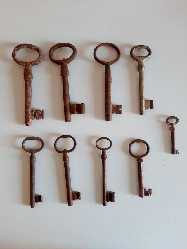 Lote de 9 llaves antiguas.