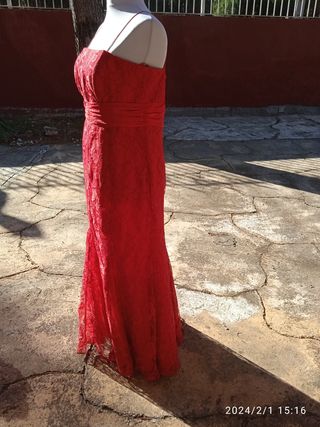 Vestido de fiesta largo rojo encaje.