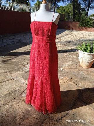 Vestido de fiesta largo rojo encaje.