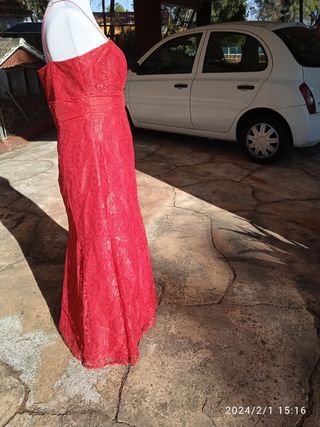 Vestido de fiesta largo rojo encaje.