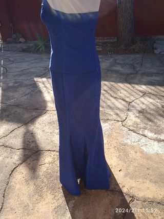Vestido de fiesta largo. azul brillante.