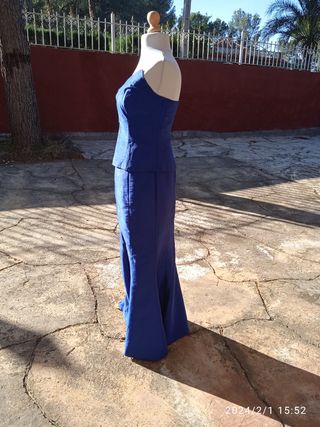 Vestido de fiesta largo. azul brillante.