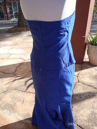 Vestido de fiesta largo. azul brillante.