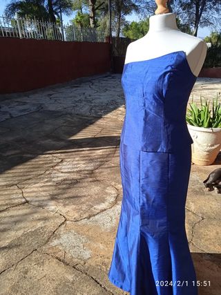 Vestido de fiesta largo. azul brillante.