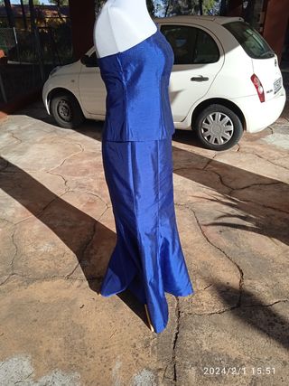 Vestido de fiesta largo. azul brillante.