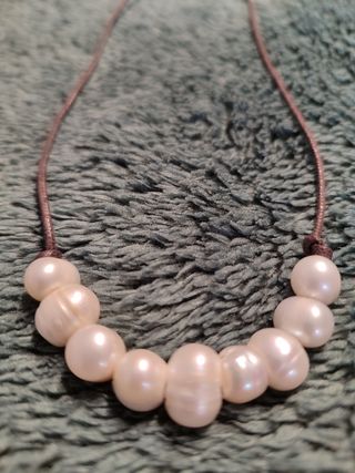 Collar de perlas irregulares.